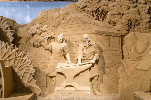 砂の美術館第11期作品画像 北欧神話より　二ーベルングの伝説(2) 鍛冶職人とシグルズ