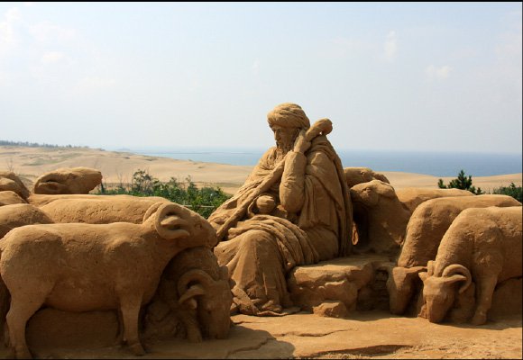 砂の美術館プロデューサー茶圓勝彦の仕事、「砂漠の民II」2009年作成の砂像の画像