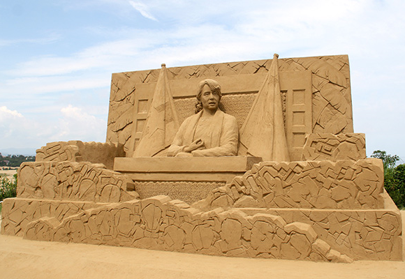 砂の美術館プロデューサー茶圓勝彦の仕事、「世界の偉人・アウンサンスーチー」2012年作成の砂像の画像