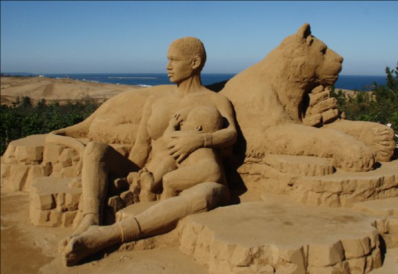 砂の美術館プロデューサー茶圓勝彦の仕事、「砂漠の民Ⅲ・アフリカ」2010年作成の砂像の画像