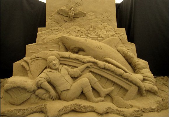 砂の美術館プロデューサー茶圓勝彦の仕事、「ピノキオ」2010年作成の砂像の画像