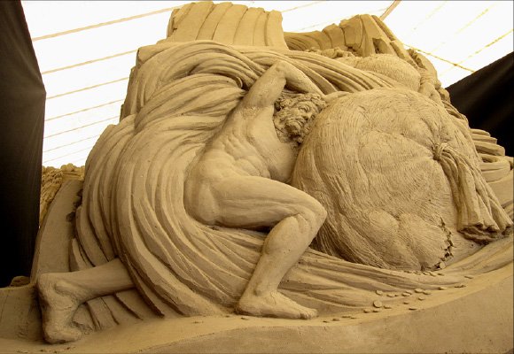 砂の美術館プロデューサー茶圓勝彦の仕事、「ダンテの神曲より」2009年作成の砂像の画像