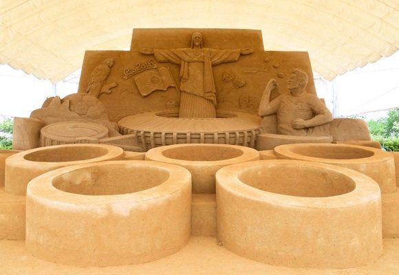 砂の美術館プロデューサー茶圓勝彦の仕事、「リオデジャネイロ-オリンピックに向けて-」2016年作成の砂像の画像