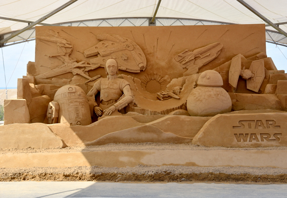 砂の美術館プロデューサー茶圓勝彦の仕事、「スターウォーズ」2015年作成の砂像の画像