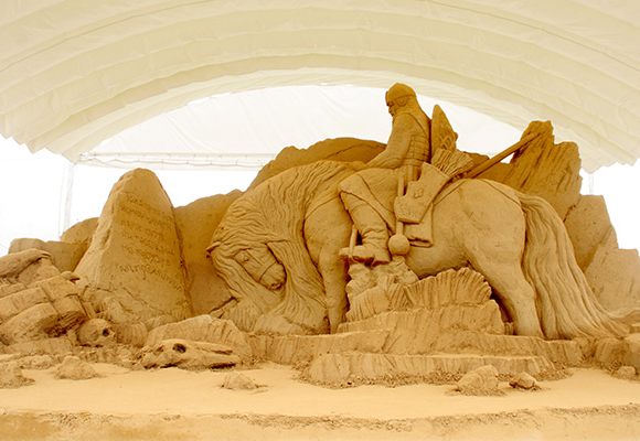 砂の美術館プロデューサー茶圓勝彦の仕事、「岐路に立つ勇士 イリヤ・ムーロメッツと三つの旅より」2014年作成の砂像の画像