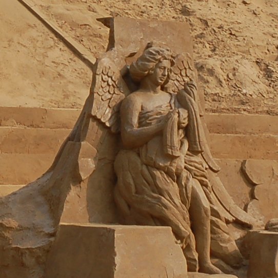 天使の像2体(左)