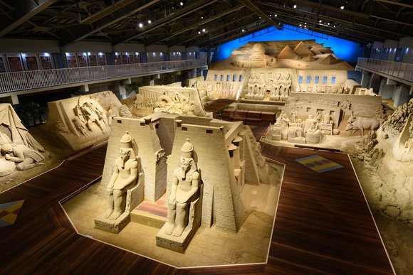 砂の美術館プロデューサー茶圓勝彦の仕事、鳥取砂丘砂の美術館の様子を収めた画像