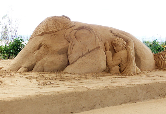 砂の美術館プロデューサー茶圓勝彦の仕事、「白い象の伝説」2012年作成の砂像の画像