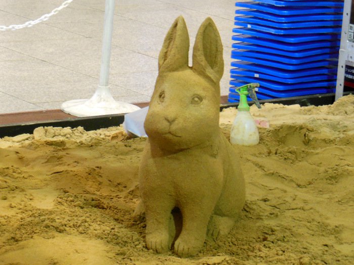 砂の美術館 阪急梅田駅構内にて砂像公開制作の様子