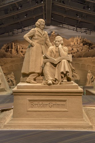 グリム兄弟の銅像（ハーナウ市姉妹都市記念）