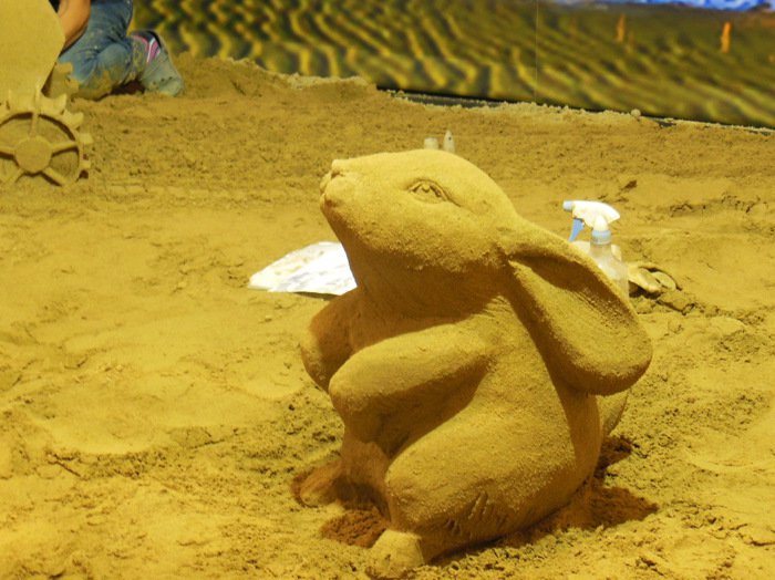 砂の美術館 阪急梅田駅構内にて砂像公開制作の様子